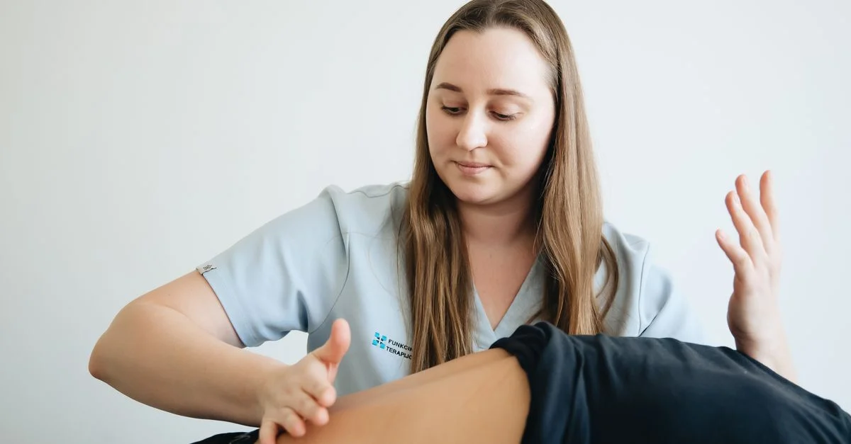 Une physiothérapeute femme fournissant un massage thérapeutique à un patient dans un cadre clinique.