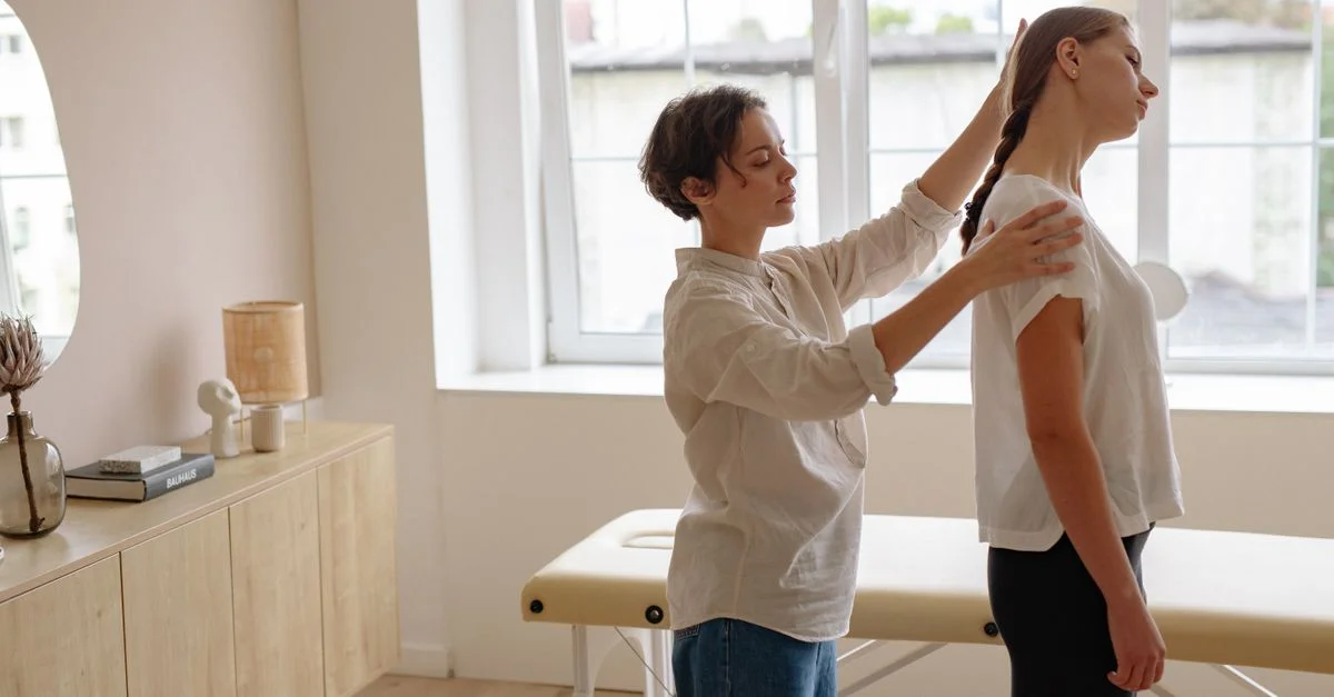 Un chiropracteur ajuste la posture d'un patient dans une salle de clinique bien éclairée.