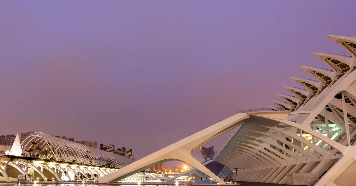 Vue crépusculaire de la Cité des Arts et des Sciences à Valence, mettant en avant l'architecture moderne et le design urbain.