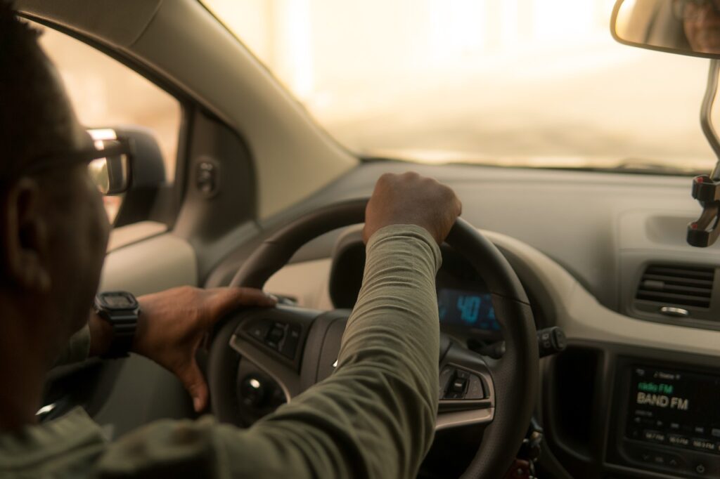 Devenir coursier en voiture : motivations et défis